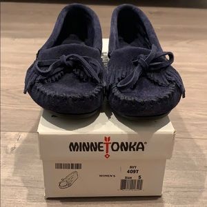 Size 5 (Women’s) Navy Minnetonka Moccasin